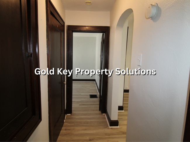 Building Photo - Spacious 2 BR 1 BA House with Central Air ...