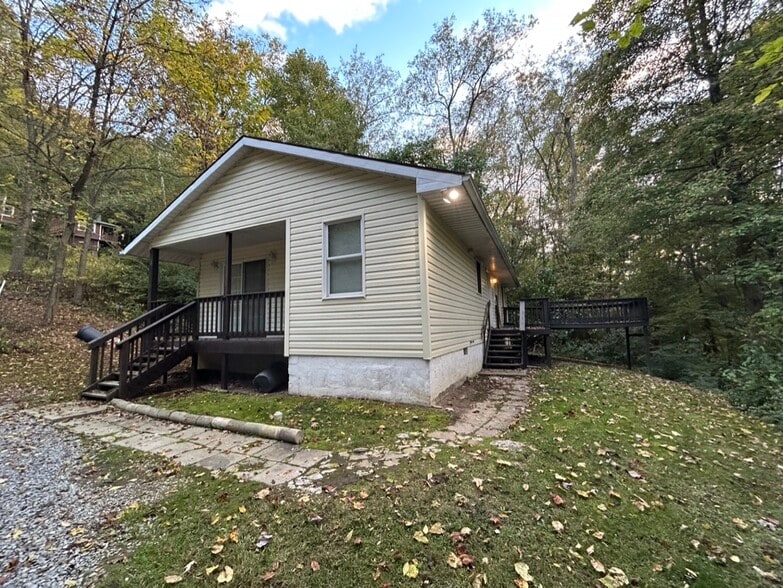 Building Photo - 400 Forest Heights Dr