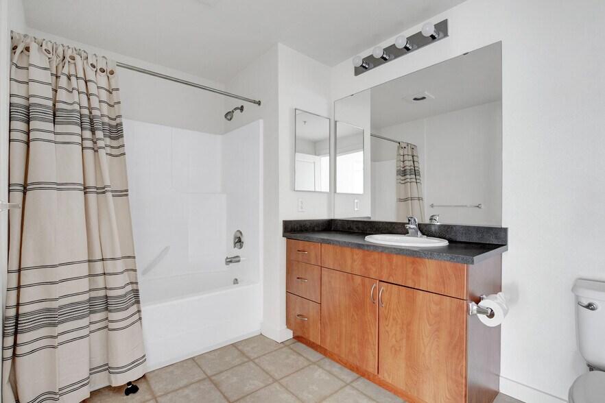 Building Photo - 362 Bellevue Way NE