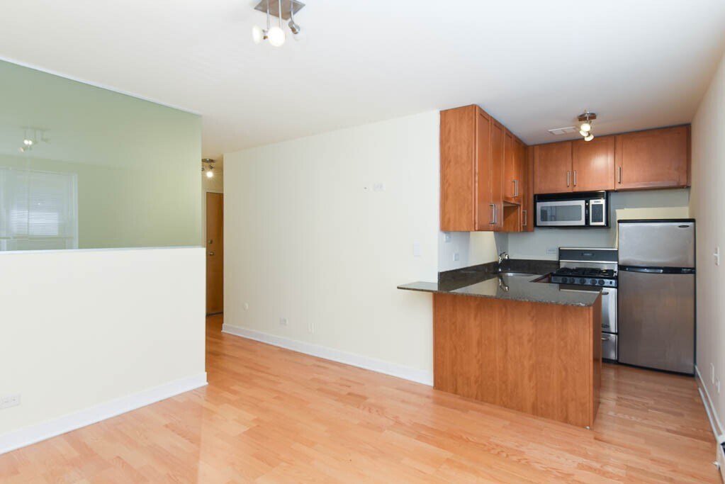 Building Photo - 628 W Wrightwood Ave