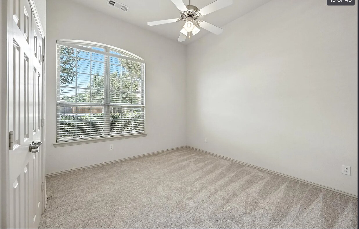 Building Photo - Room in House on Smoke Tree Dr