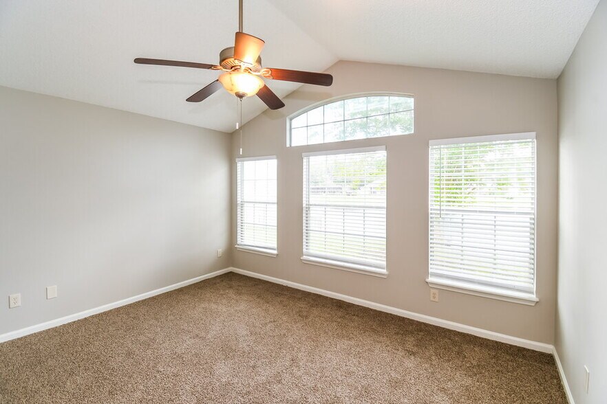 Building Photo - 324 Maplewood Dr