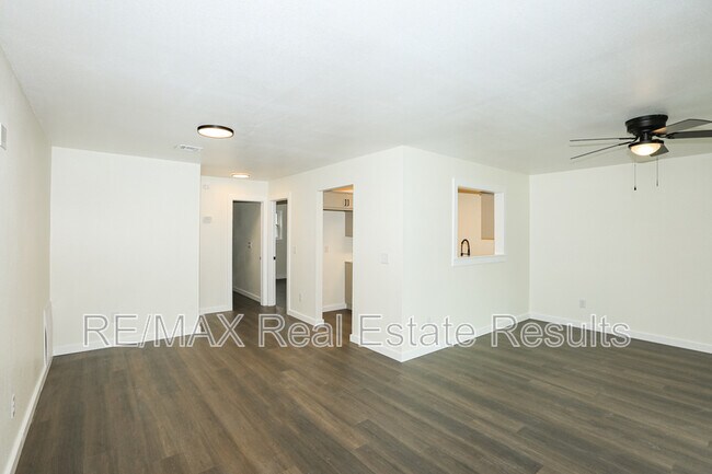 Building Photo - 208 White Oak Dr NE