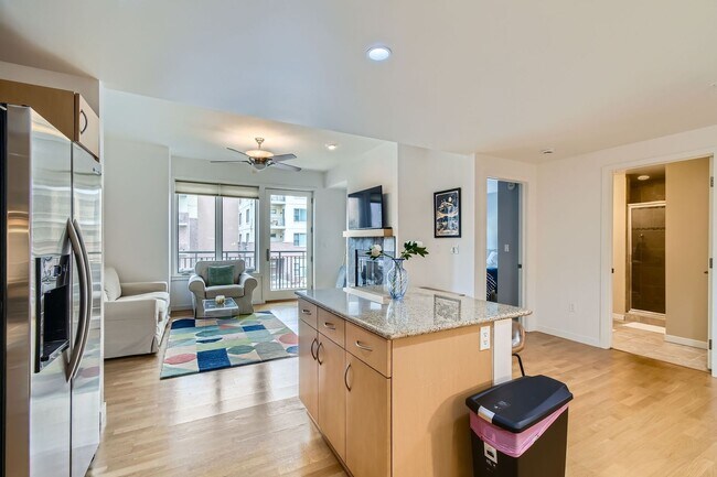 Building Photo - 2-BDR Retreat with Rooftop Pool & Gym