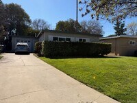 Building Photo - Large home with big backyard