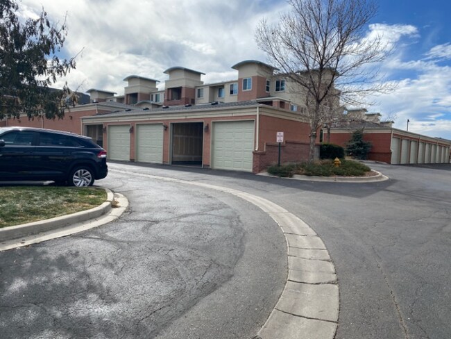 Building Photo - Beautiful 2BD/2BA Condo with Garage in Par...