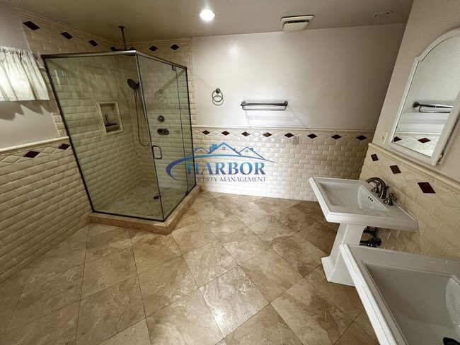 Building Photo - MOVE IN SPECIAL $1000 off 1st months' rent...