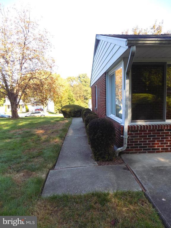 Building Photo - 1413 Cherokee Ln