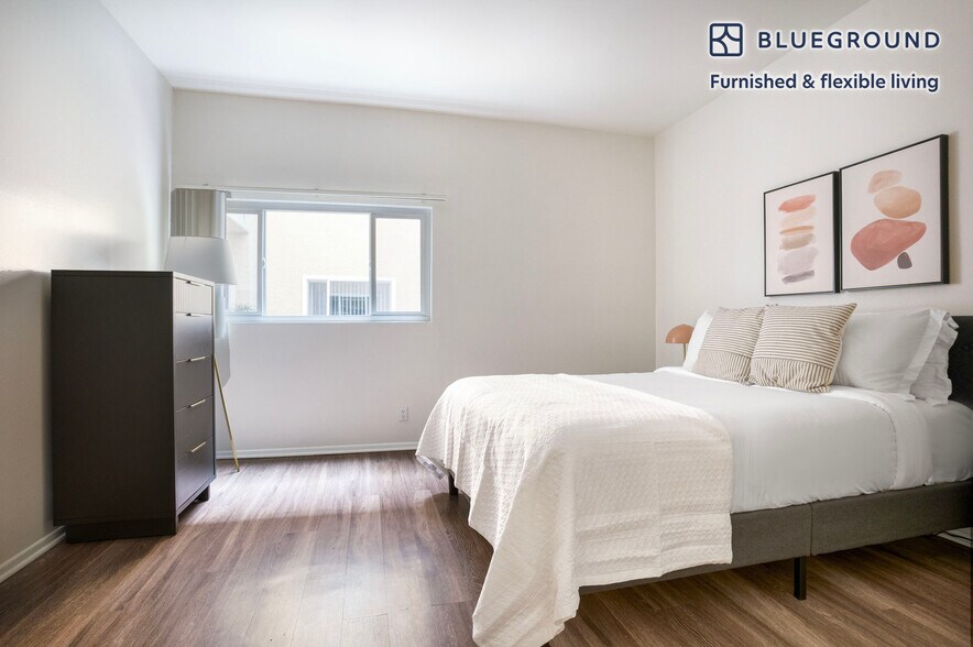 Building Photo - 467 S Arnaz Dr