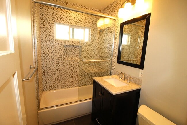Building Photo - Quaint Midtown Ventura Duplex w/Many Upgra...