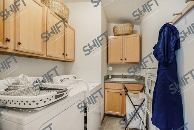 Building Photo - 2688 Walnut Hills Ct - 3 bedroom Kentwood ...
