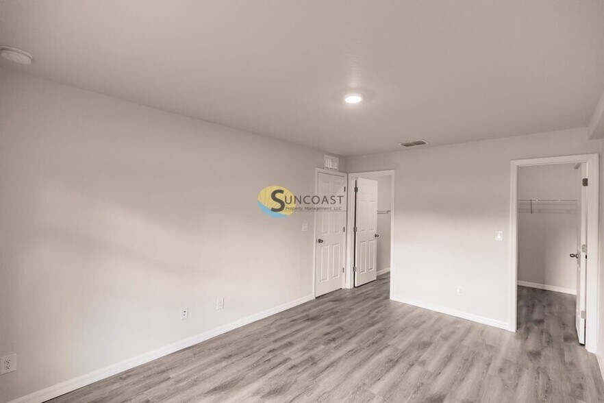 Building Photo - 3849 Hollycrest St