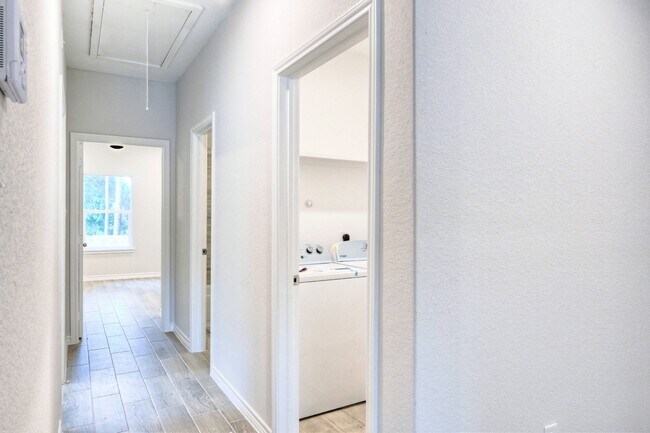 Building Photo - 9810 Arbor Oak