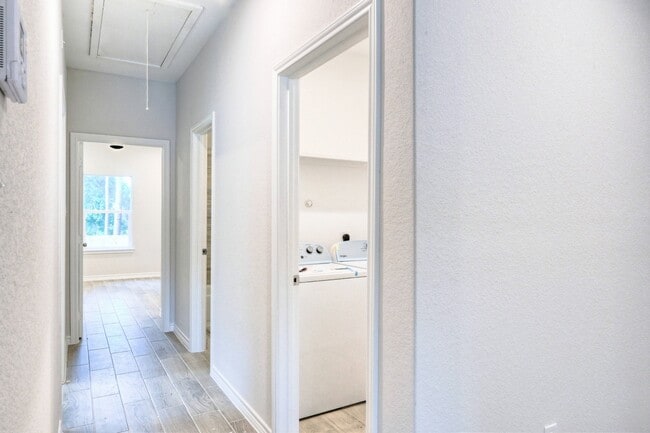 Building Photo - 9812 Arbor Oak