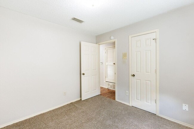 Building Photo - 6411 York Dr