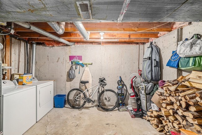 Building Photo - Aug 2025 - 2 Bedroom 1.5 Bathroom Townhome...