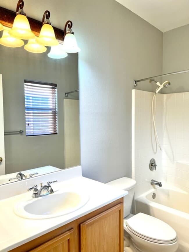 Building Photo - Beautiful 1 Story house located in the Northwest