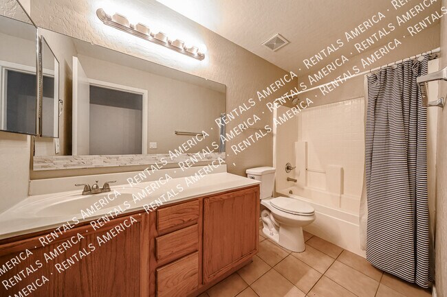 Building Photo - 9202 W MacKenzie Dr