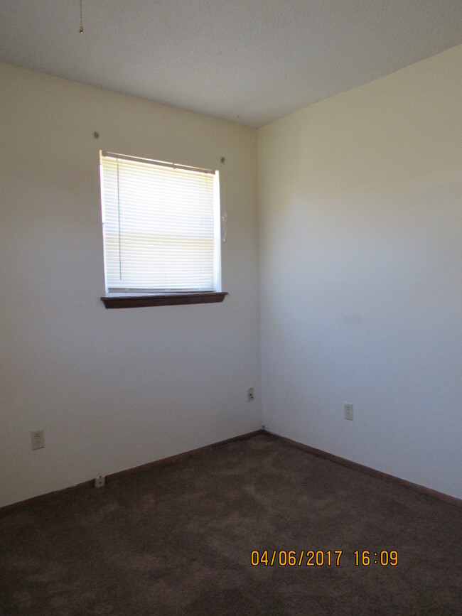 Building Photo - NO PETS NEW FLOORING AND FRESHLY PAINTED I...