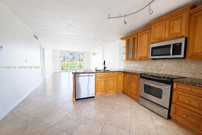 Building Photo - 250 Jacaranda Dr