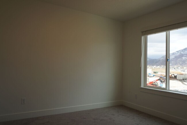 Building Photo - Layton Townhome 3 Bed 2.5 Bath
