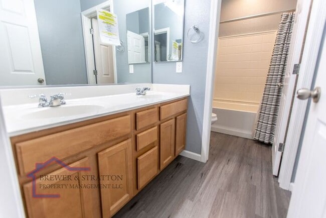 Building Photo - 391 S 163rd Dr - 4BR, 2BA - Sarival/Van Buren