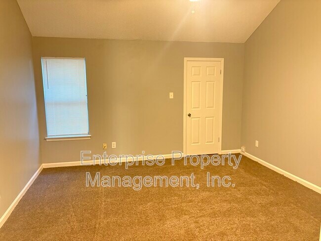 Building Photo - 3913 Oak Branch Cir E