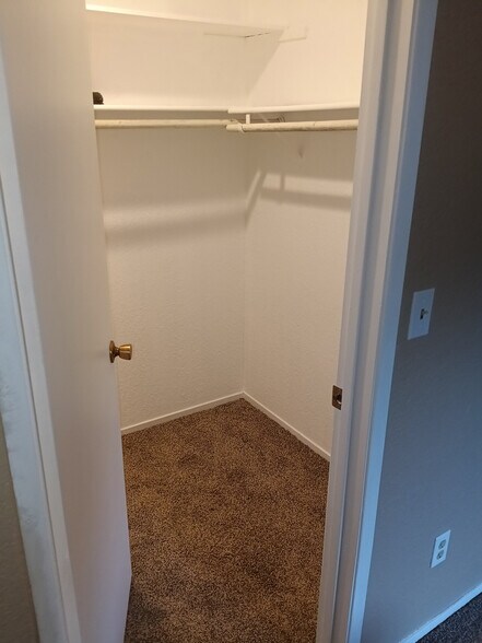 Building Photo - 6724 Plymouth Rd