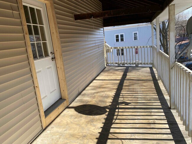 Building Photo - 325 Waldo St