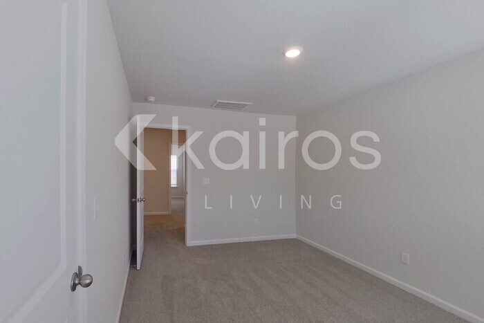 Building Photo - 2553 Banyan Cir