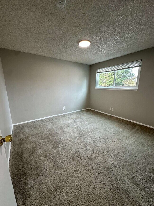 Building Photo - 2 Bedroom - 1 1/2 Bathroom End Unit