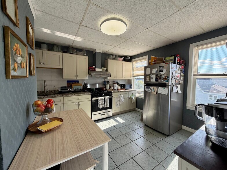 Building Photo - 407 Charles St