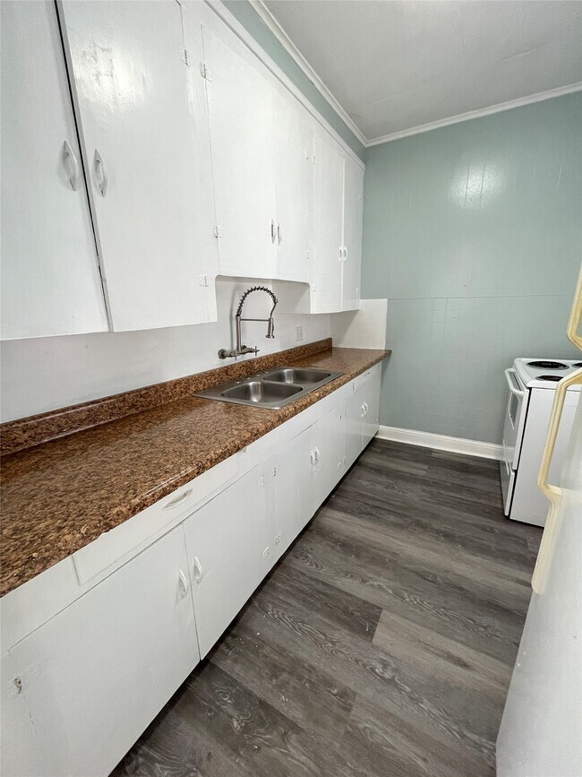 Building Photo - 4109 1/2 Ave S