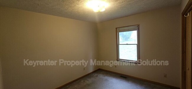 Building Photo - 2 Singing Pines Ln