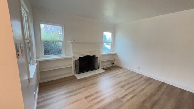 Building Photo - Charming Home in the well-established Riverside neighborhood!