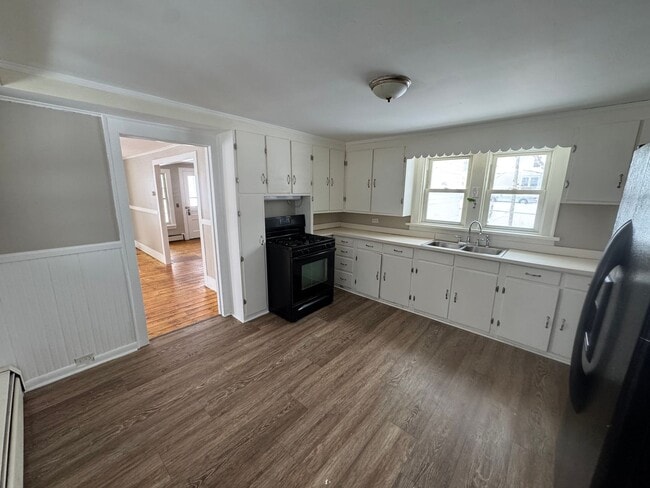 Building Photo - 5 bedroom house