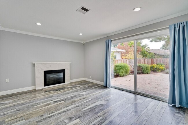 Building Photo - Stunning Single Family Home