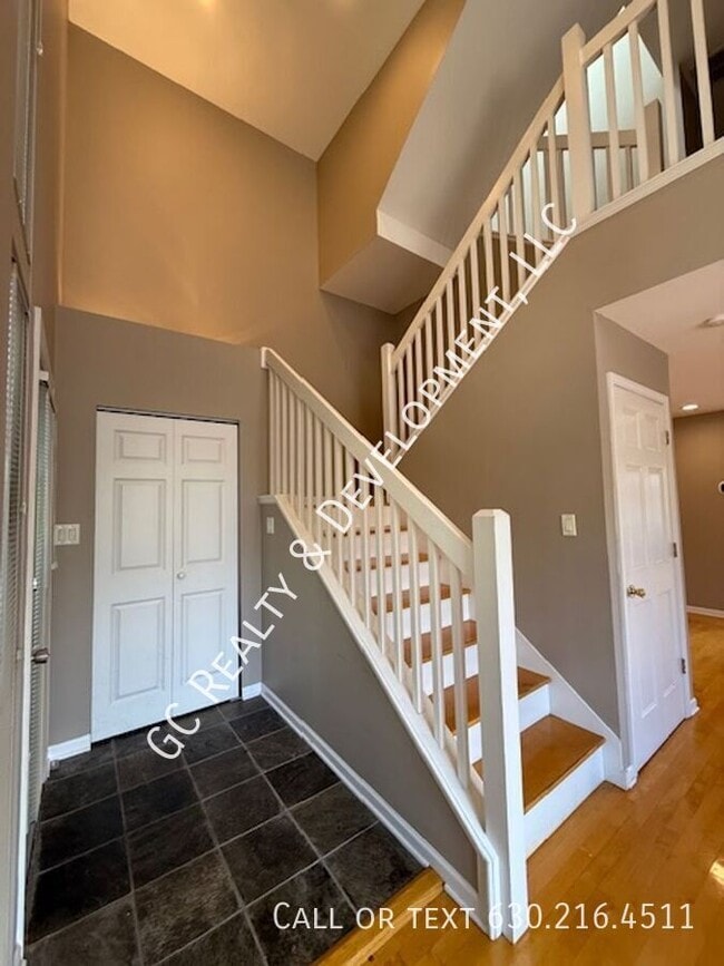 Building Photo - 220 Des Plaines Ave