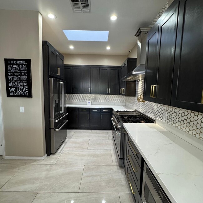 Building Photo - 1111 Vista De Los Alamos