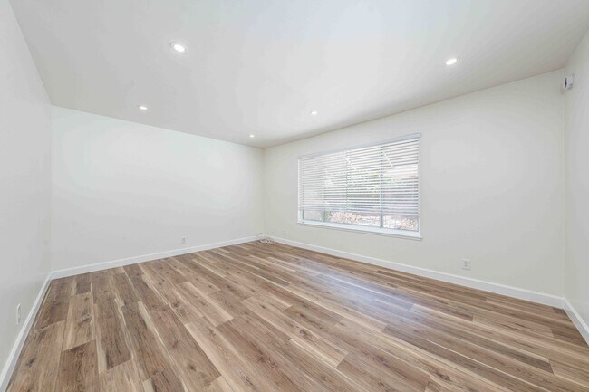 Building Photo - Spacious Elegance in the Heart of Irvine