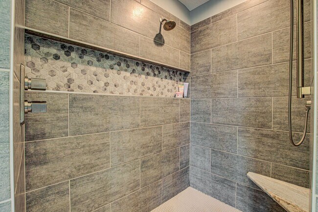 Building Photo - Immaculate 5 Bedroom 4 Bath in Chanhassen - Available August 1st.