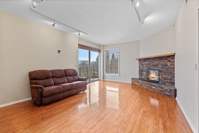 Building Photo - Beautiful Downtown Coeur d' Alene Condo  w/ Amazing Views!