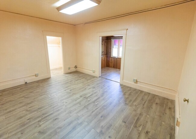 Interior Photo - 30 W 10th St
