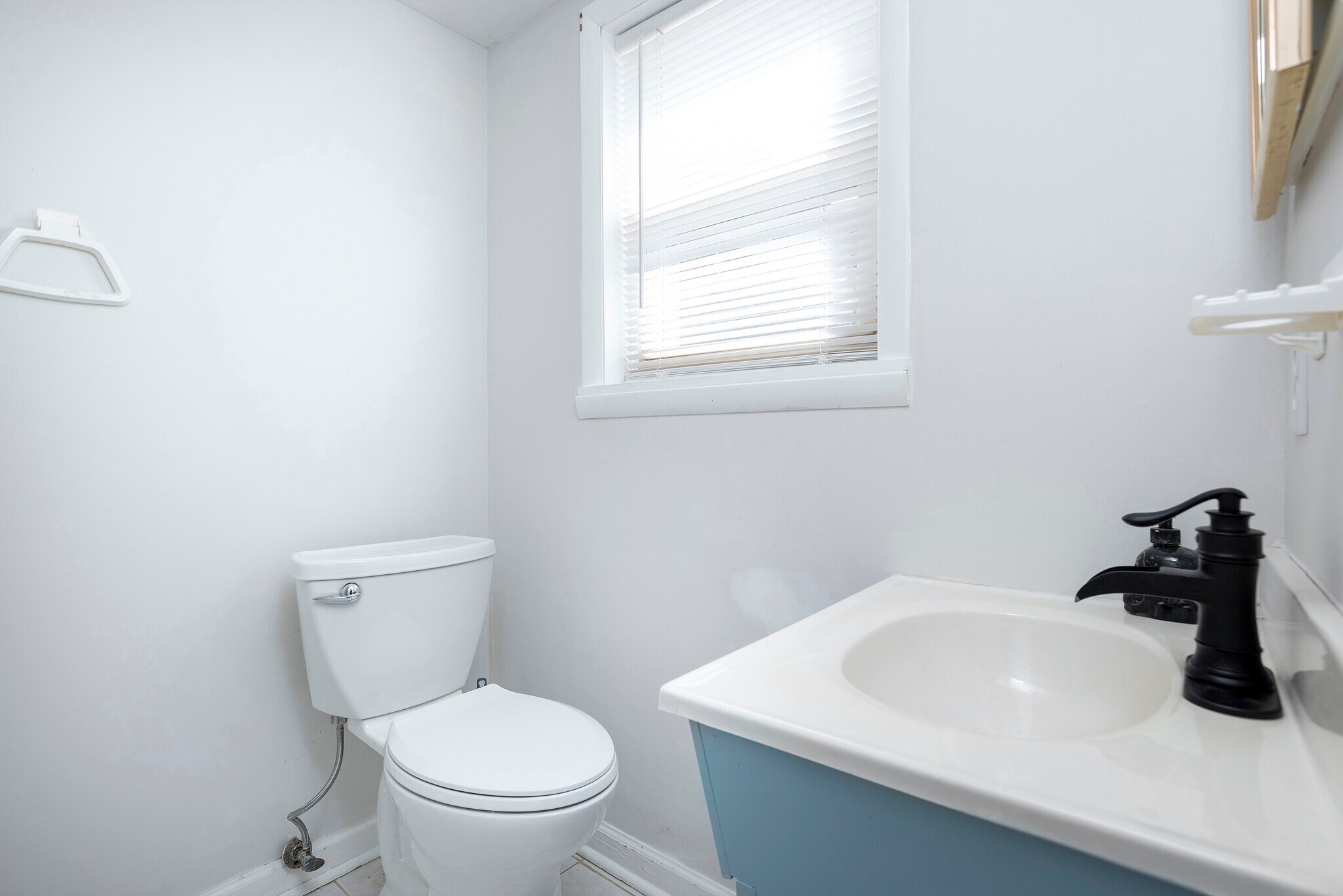 Ground Level full bath - 5760 Saundersville Rd
