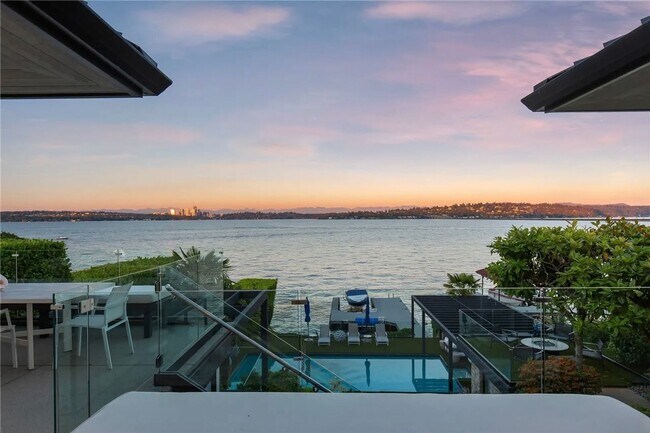 Building Photo - Leschi Waterfront Home