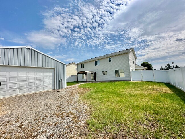 Building Photo - Newly Renovated Expansive Multi story 4 be...