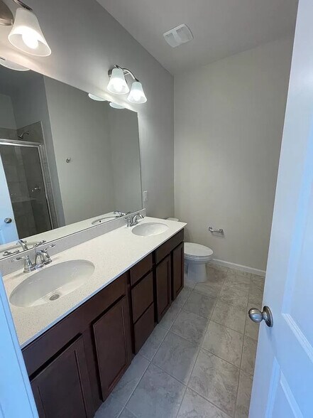 Building Photo - Room in Townhome on Johns Walk Way