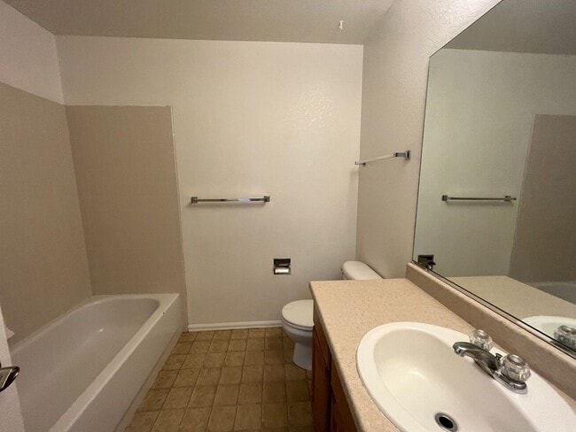 Building Photo - Wonderful Home in Evans