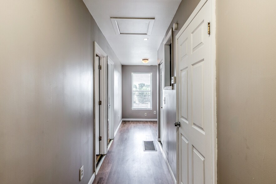 Building Photo - 2305 S Big Bend Blvd