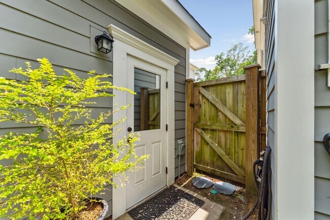 Building Photo - Well maintained home in Fleming Park - Jam...